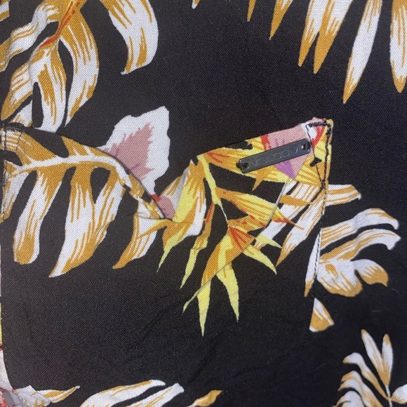 Volcom Gen wow Tropical Floral Black Button-Up Women's Top Hawaiian shirt resort - Picture 10 of 14